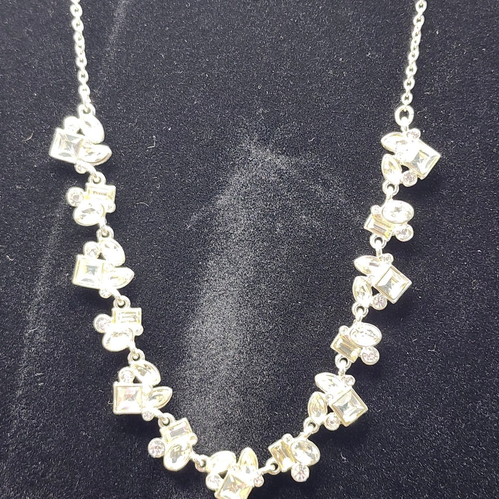 Elegant Silver Necklace‎ with Crystal Accents - Picture 8 of 10
